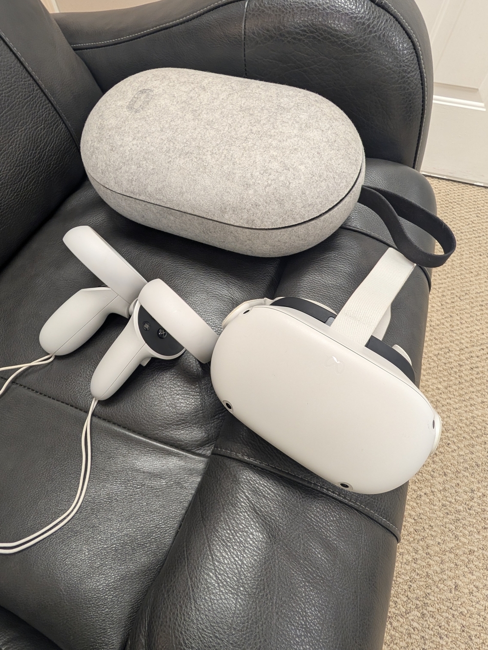 Meta Quest 2 Wireless VR Headset with White Controllers - Picture 2 of 3